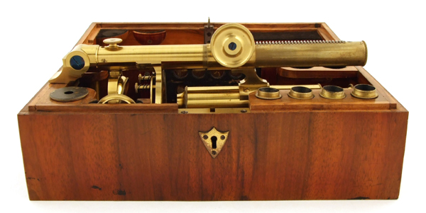 Mikroskop von Utzschneider und Fraunhofer in M&uuml;nchen um 1820 im Kasten eingeklappt