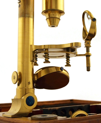 Mikroskop von Utzschneider und Fraunhofer in M&uuml;nchen um 1820: Feder am Tisch