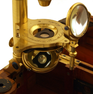 Mikroskop von Utzschneider und Fraunhofer in M&uuml;nchen um 1820: Probeobjekte am Tisch geklemmt