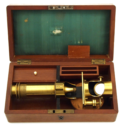 Mikroskop von Moritz Meyerstein G&ouml;ttingen, No. 13 im Kasten liegend