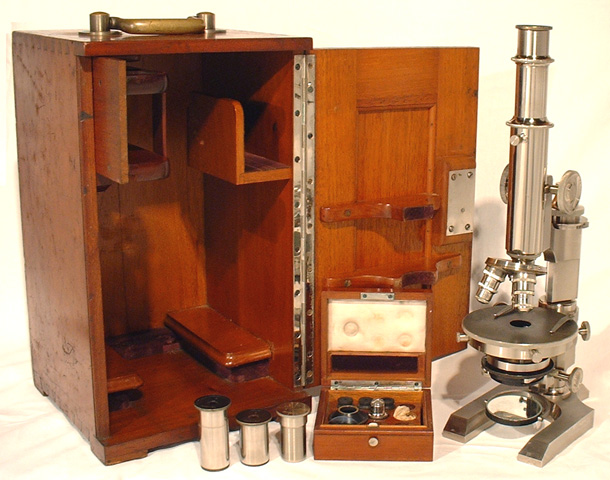 R. Winkel G&ouml;ttingen: Labormikroskop mit Kasten