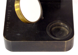 Carl Zeiss Jena No. 3042 Mikroskop Stativ IIIc, Detail des Fu&szlig;es